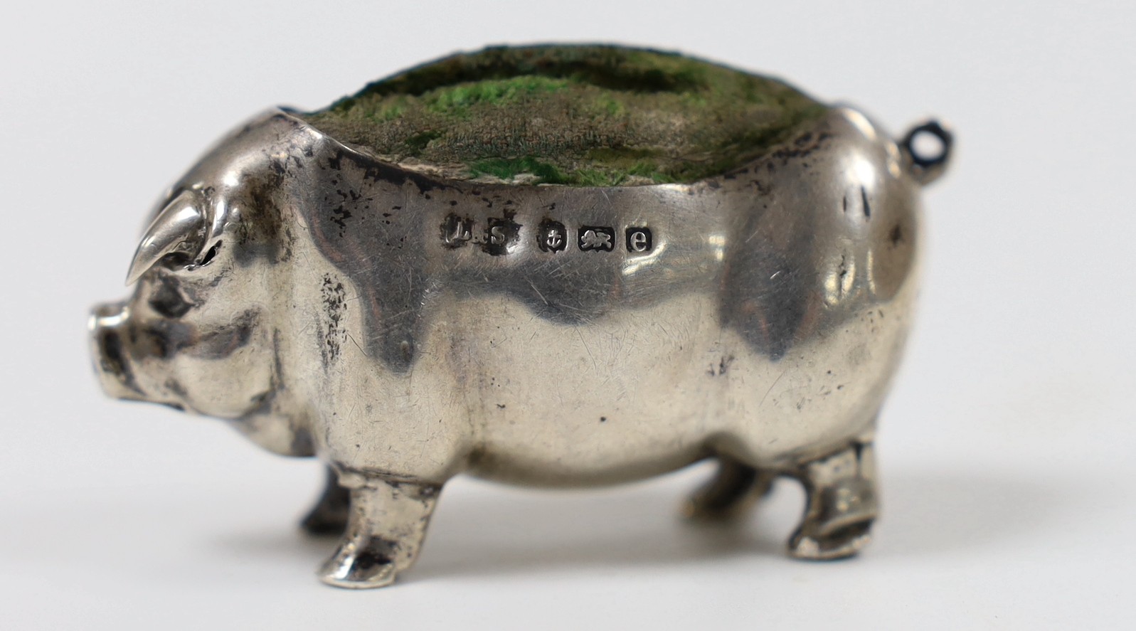 An Edwardian novelty silver mounted pin cushion, modelled as a pig, Levi & Salaman, Birmingham, 1904, length 52mm.